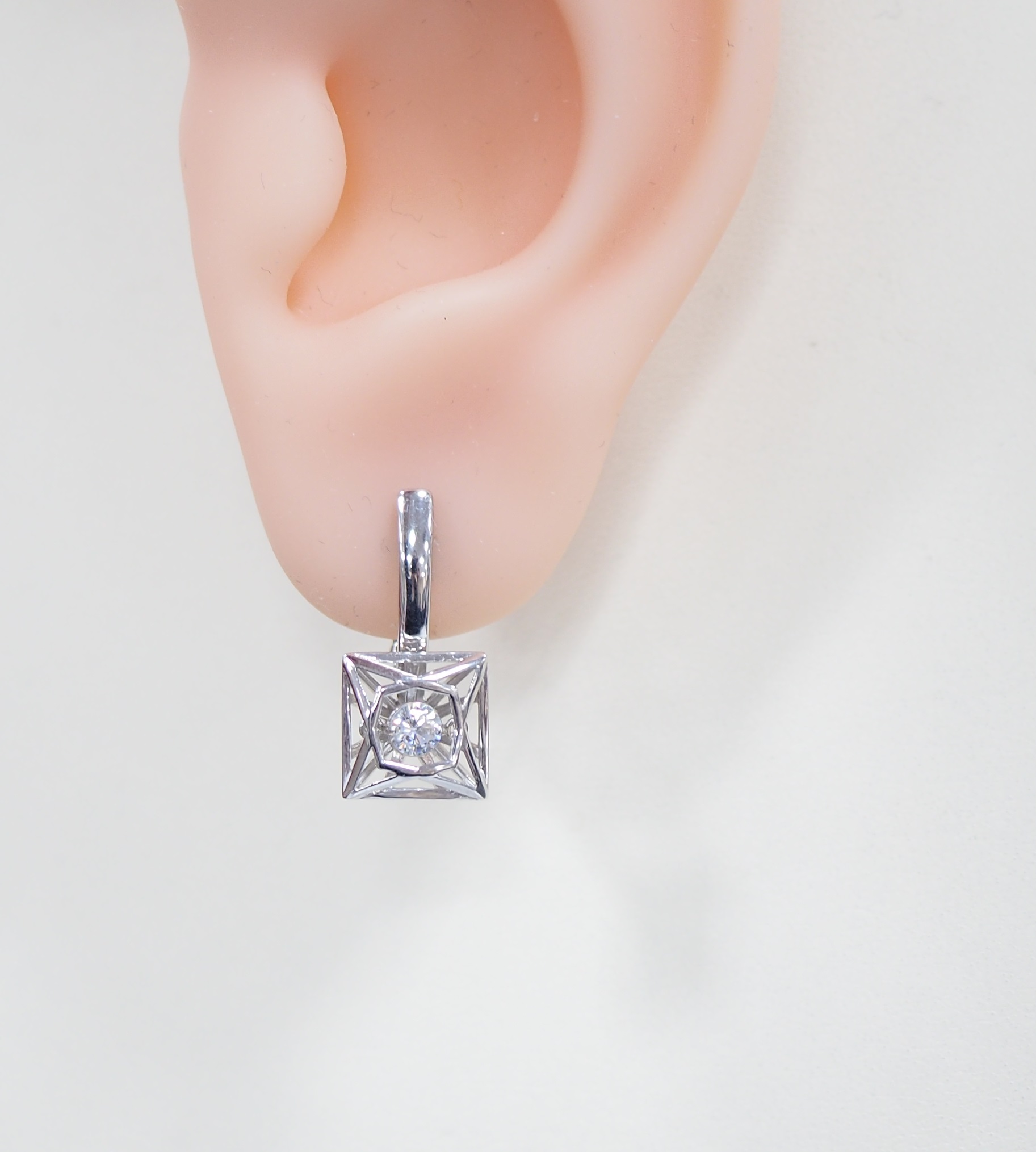 Серебряные серьги 925 пробы; вставки 2 Фианит бесцв.;